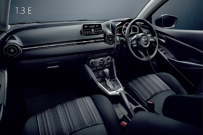 Về nội thất, ghế ngồi được bọc bằng vải màu đen/xám. Ghế lái chỉnh cơ 6 hướng. Trang bị màn hình hiển thị thông tin lái xe (MID). Hệ thống giải trí AM/FM, MP3, hỗ trợ kết nối Bluetooth với 4 loa. Mazda2 2020 còn được trang bị tiêu chuẩn loạt phanh ABS/BA/EBD, cân bằng điện tử (DSC), kiểm soát lực kéo (TCS), khởi hành ngang dốc (HLA), đèn khẩn cấp phanh đột ngột (ESS) và 02 túi khí phía trước.