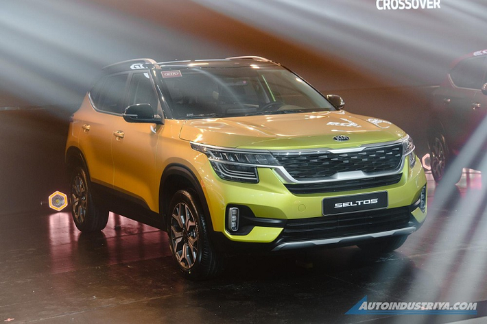 Được phát triển dựa trên cơ sở gầm bệ chung với Hyundai Kona, Kia Seltos 2020 sở hữu kích thước lớn hơn một chút. Theo đó, Seltos 2020 dài 4.375 mm, rộng 1.800 mm và cao 1.615 mm hoặc 1.600 mm nếu không có giá nóc trong khi chiều dài cơ sở đạt mức 2.630 mm.