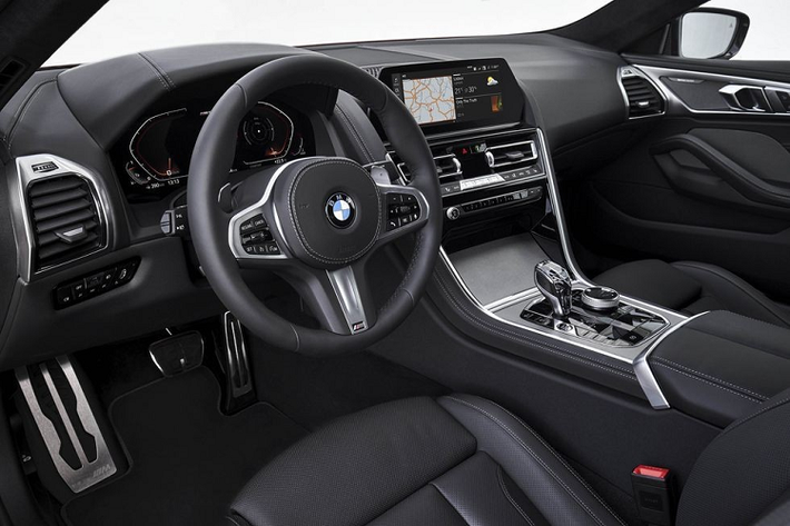 BMW 8-Series BMW 8-Series đã quay trở lại trong năm 2019, và đem theo một không gian nội thất mới. Nó mang đậm chất BMW, và thế không phải là xấu. Mọi thứ được thiết kế tập trung quanh vị trí người lái, một chi tiết hợp lý đối với một mẫu GT 2 cửa.