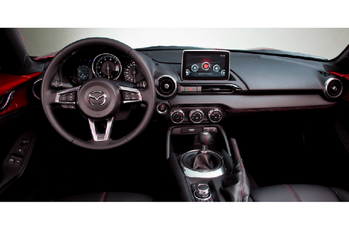 Mazda MX-5 Miata Ngày nay, dường như mọi chiếc xe mới đều có quá nhiều nút bấm, tính năng, và tùy chọn, khiến một tài xế bị choáng ngợp. Mazda MX-5 Miata đã (và tiếp tục) là một ví dụ tuyệt vời của một nội thất đơn giản mà đẹp. Vị trí ghế ngồi trong xe là hoàn hảo, và bộ chọn số nằm ở một ví trí rất hợp lý trong tầm tay.
