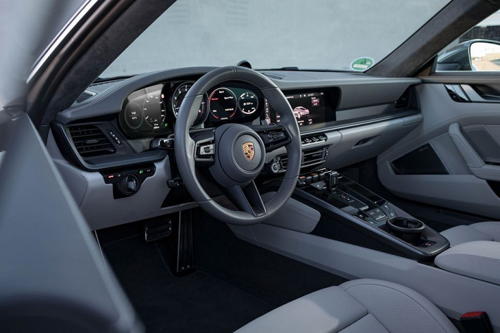 Porsche 911 Thiết kế nội thất mới nhất của Porsche 911 phải nói là chuẩn chỉnh trên mọi phương diện – người lái có một vị trí ghế ngồi hoàn hảo, và tầm nhìn tuyệt vời. Bảng đồng hồ sau vô lăng mang tính hiện đại, nhưng vẫn có nét truyền thống.