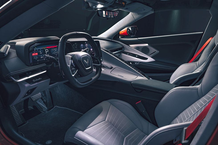 Chevrolet C8 Corvette Vô lăng hai chấu có thể là một chi tiết khiến người hâm mộ hoặc yêu hoặc ghét, nhưng từ vị trí ghế ngồi của người lái, nội thất của C8 Corvette mới mang tới cảm giác giống một khoang lái máy bay chiến đấu hơn là xe thể thao. Bảng đồng hồ kỹ thuật số cung cấp tất cả thông tin người lái cần, và một hàng dài các nút điều khiển ở giữa tách biệt người lái khỏi hành khách.