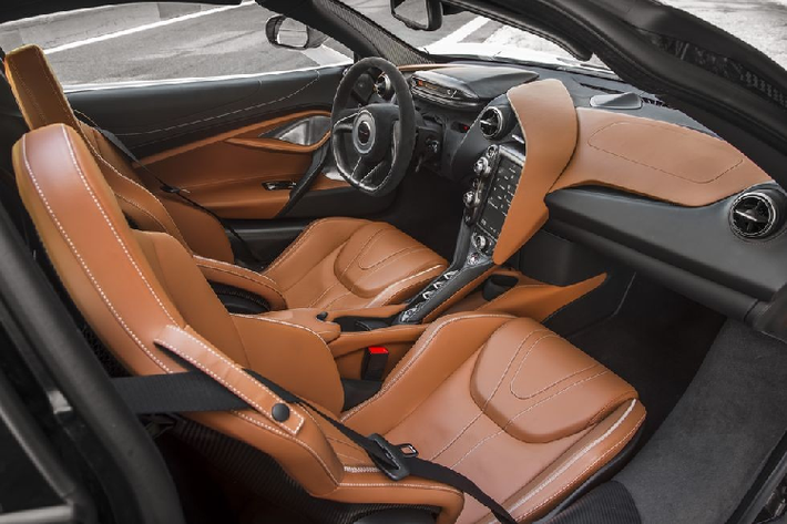 McLaren 720S McLaren luôn áp dụng một thiết kế tối giản cho nội thất của họ, và cabin trong 720S là hình mẫu đẹp nhất. Tất cả hệ thống điều khiển đều rất rõ ràng và gọn gàng, và mang tới cảm giác tiếp xúc tốt. Hơn nữa, xe còn có một bảng đồng hồ gập 2 chiều rất độc đáo.