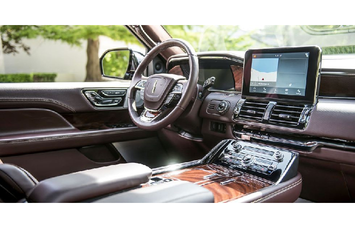 Lincoln Navigator Lincoln Navigator là một phương tiện hoàn hảo để chở người hoặc kéo thứ gì đó trong sự thoải mái, và phần lớn điều đó là nhờ không gian nội thất ôtô tuyệt vời nhất. Navigator 2019 có trang bị nhiều tính năng công nghệ, một cụm điều khiển trung tâm lớn, và nhiều bề mặt bọc da mềm.