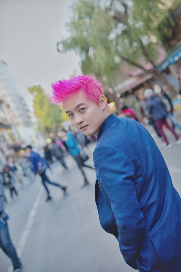 Thanh Duy Idol nổi bần bần giữa phố với mái tóc nhuộm hồng rực. Ảnh: thanhnien.