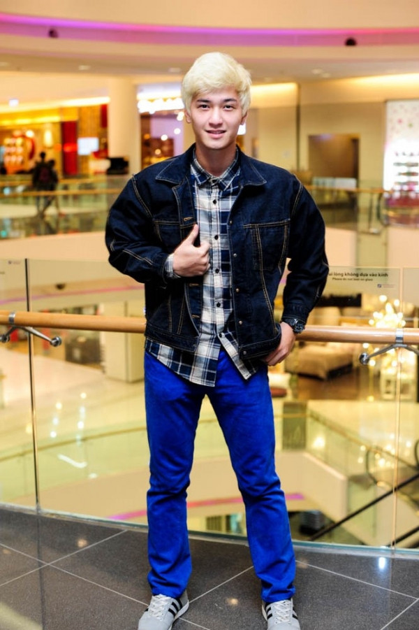 Huỳnh Anh mất đi vẻ thư sinh thường thấy khi nhuộm màu tóc vàng sáng chói như thế này. Ảnh: vietgiaitri.