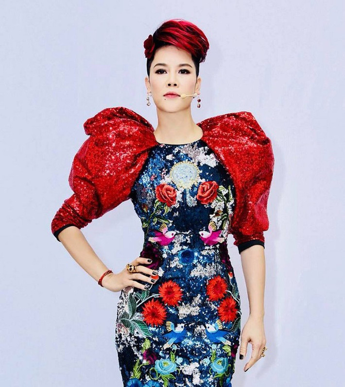 Mái tóc dựng đứng, đỏ rực của Thu Phương được nhiều người nhận xét là rất giống chiếc...mào gà. Ảnh: zadn.