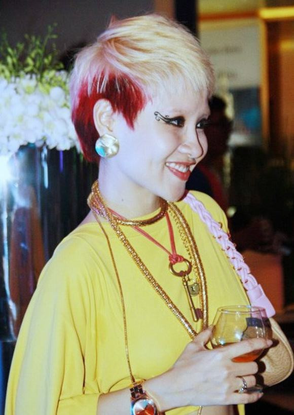 Một màu tóc khác của Mai Khôi khiến cô được mệnh danh “tắc kè hoa” của showbiz Việt. Ảnh: xahoi.