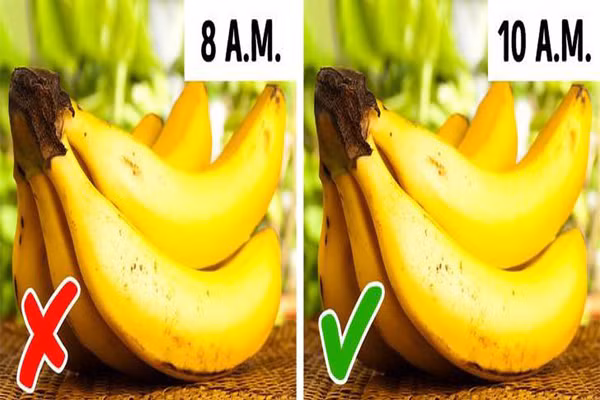 Trong chuối có chứa nhiều magie, ăn chuối lúc dạ dày trống rỗng sẽ làm lượng magie tăng đột ngột trong máu, gây mất cân bằng tim mạch và làm tổn hại đến sức khỏe. Lượng Vitamin C dồi dào trong chuối nếu đưa vào cơ thể khi đói cũng khiến bạn bị đau dạ dày ngay lập tức.