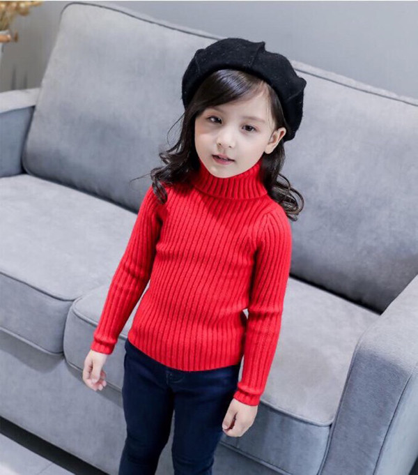 Thay vì dùng khăn quàng cổ dài, phụ huynh nên tận dụng những chiếc áo cao cổ. Ngoài đảm bảo an toàn, áo cao cổ còn giúp trẻ đỡ vướng víu.