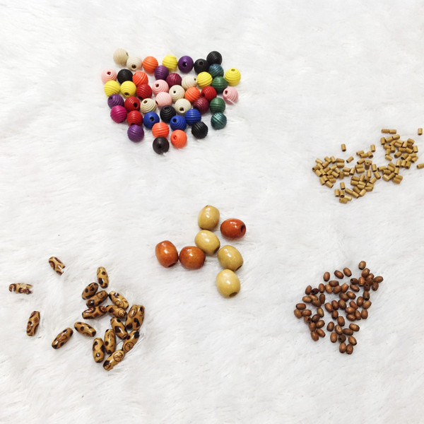 Cúc áo, hạt cườm đôi khi được đính kết không chắc chắn, chỉ cần dùng lực nhỏ là có thể tháo rời. Dù cẩn thận song không ít bà mẹ thừa nhận từng hốt hoảng khi phát hiện khuy áo lẫn trong phân trẻ.