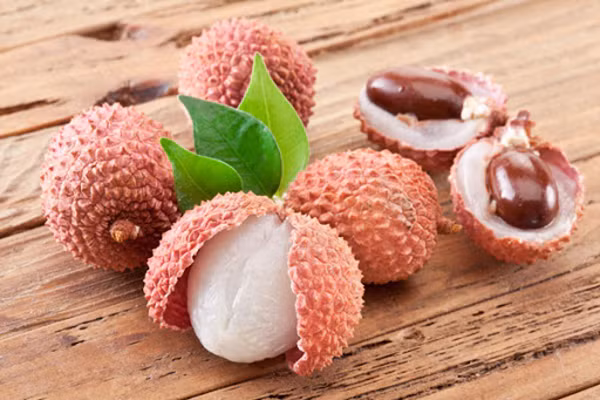 Tương tự, những người có bệnh tích đờm trong cổ họng, đang bị bệnh thủy đậu, rôm sảy, lẹo mắt cũng nên hạn chế ăn vải.