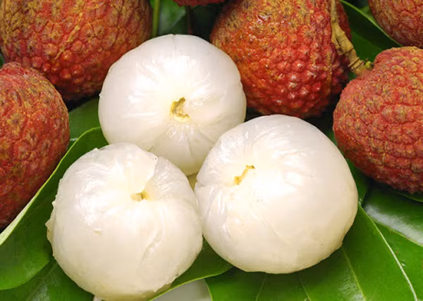 Phụ nữ trước và trong kì kinh nguyệt. Trước và trong kì kinh nguyệt, cơ thể phụ nữ dễ mất cân bằng hormone estrogen và progesterone. Hậu quả là, chị em dễ rơi vào trạng thái lo âu, căng thẳng, mất ngủ, khó chịu, bồn chồn, mệt mỏi... Trong khi đó, dưỡng chất trong trái vải lại ảnh hưởng trực tiếp đến hormone, khiến tình trạng càng trở nên trầm trọng.