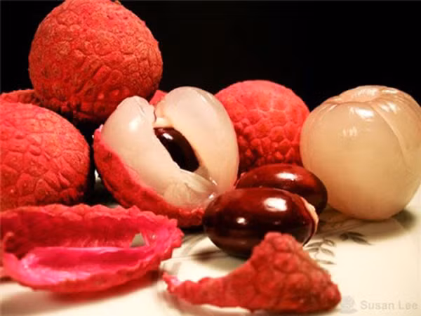 Khi mọc mụn nhọt. Vải vốn chứa nhiều đường lại có tính nóng, do vậy tránh ăn vải khi bị mụn nhọt. Khi đi vào cơ thể, những thành phần này sẽ khiến tình trạng mọc mụn và nhiệt trở nên trầm trọng hơn.