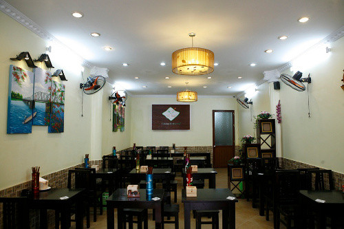 Nét Huế. Với mức giá 18.000 - 60.000 đồng/ món, cơ sở này phù hợp với những người muốn thưởng thức món ăn Huế ở Hà Nội nhưng chú trọng đến không gian. Nét Huế có ba địa chỉ: 204B Hàng Bông, 36C Mai Hắc Đế và 127 Láng Hạ. 