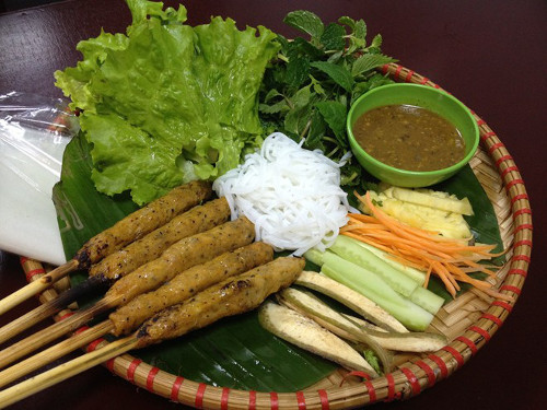  Quán khá đông khách không chỉ nhờ ngon, sạch và rẻ mà còn nhờ phong cách phục vụ dễ chịu, phòng điều hòa, giao hàng tận nơi.