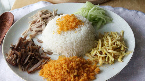 Giá cả ở đây khá bình dân, các món dao động 25.000 - 40.000 đồng. Nhờ thế, quán ngày càng đông khách nườm nượp, dân văn phòng quanh đây cũng rất chuộng . 