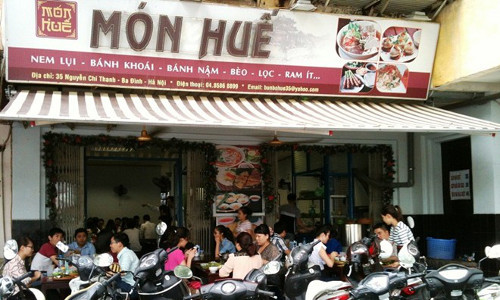 Món Huế, 35 Nguyễn Chí Thanh. Đây là một quán mới nhưng thu hút được khá đông khách trong số các quán ăn Huế ở Hà Nội. Quán có không gian ấm áp, bàn ghế gọn gàng, sạch sẽ. Thực đơn món Huế không có món nào quá 50.000 đồng. 