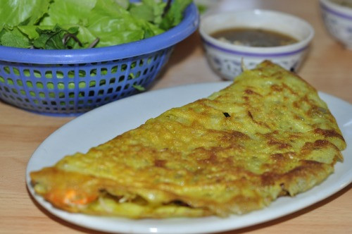  Nhưng bù lại cả 3 món đều được đánh giá ngon, chuẩn, mang đúng hương vị đặc trưng do người Huế làm ra. Do là quán vỉa hè bình dân nên khá chật chội. Tuy nhiên, giá cả ở đây khá hợp lý.