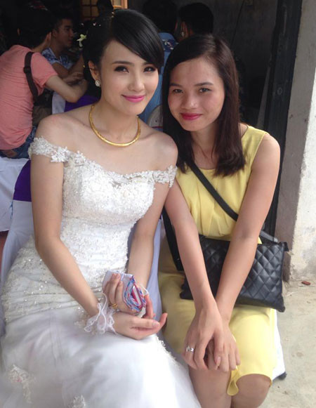 Đầu tháng 7/2014, hot girl Khánh Chi – em gái của cầu thủ Công Vinh đã lên xe hoa một vị doanh nhân ngành xây dựng.