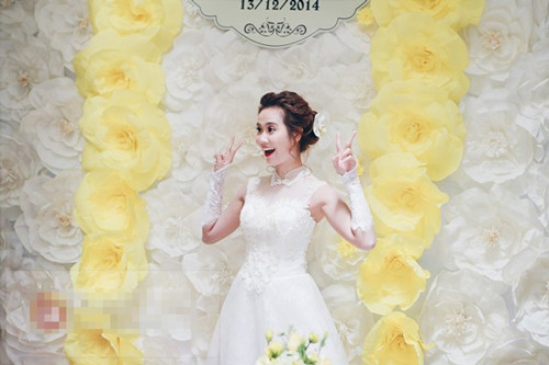 Huyền Lizzie được biết đến là một hot girl qua bộ phim sitcom “bộ tứ 10A8”. Ngày 13/12 vừa qua, Huyền Lizzie đã chính thức lên xe hoa về nhà chồng. Trong lễ cưới, hot girl vẫn rất nghịch ngợm tạo dáng.