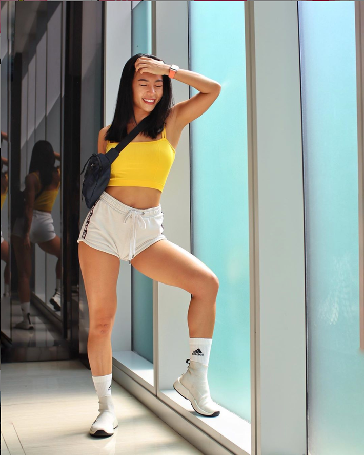 Trước khi dính vào rùm beng tình ái với dancer Quang Đăng, Hana Giang Anh là một HLV gym cực nổi tiếng trên mạng xã hội từ những năm 2014 nhờ những bài tập gym, aerobic tại nhà. Facebook cá nhân của cô nàng sở hữu 18.000 lượt theo dõi, Instagram là 325.000 lượt.