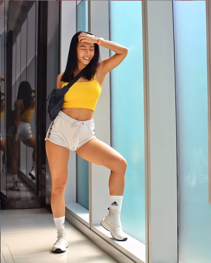 Trước khi dính vào rùm beng tình ái với dancer Quang Đăng, Hana Giang Anh là một HLV gym cực nổi tiếng trên mạng xã hội từ những năm 2014 nhờ những bài tập gym, aerobic tại nhà. Facebook cá nhân của cô nàng sở hữu 18.000 lượt theo dõi, Instagram là 325.000 lượt.