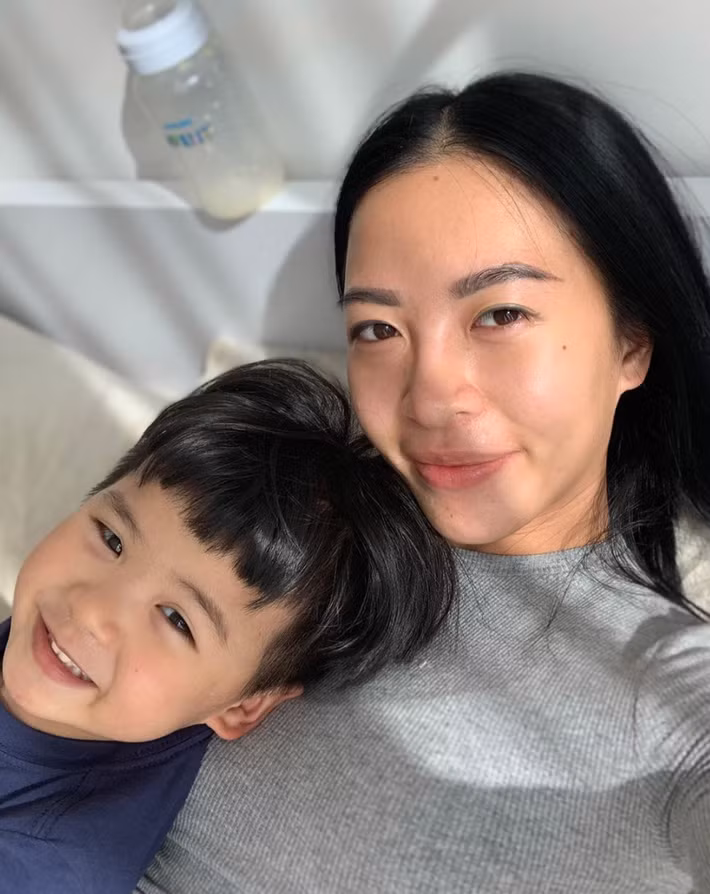 Hana Giang Anh hiện tại đã có chồng và một con trai. Trên trang cá nhân, cô không thường xuyên khoe chồng nhưng lại rất chăm đăng ảnh con.