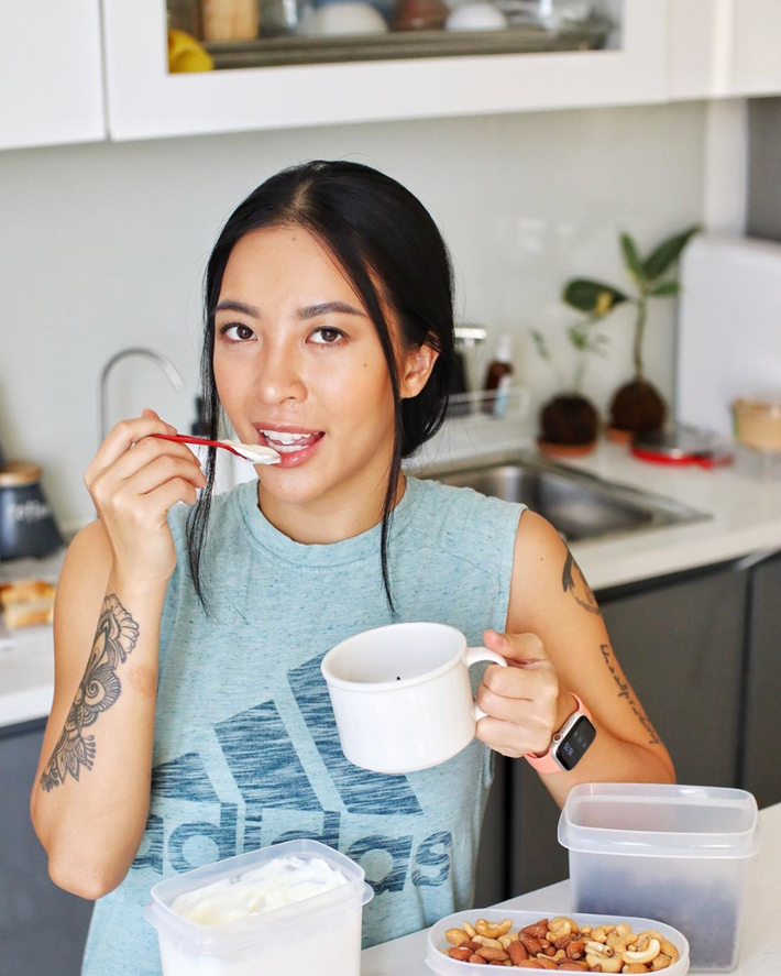 Hana Giang Anh được nhận xét là sở hữu giọng khàn ấm dễ nghe, cách dẫn dắt vấn đề thẳng thắn, dễ hiểu không vòng vo. Cô nàng luôn biết cách làm mới bản thân mình, tránh gây nhàm chán cho người xem.