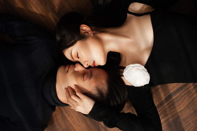 Mặc dù cả 2 đều khá giả về tài chính nhưng chuyện tình của cả hai lại giản dị như bao cặp đôi khác. Có tiền đều để dành mua vé máy bay để tới thăm nhau chứ không dành tặng đối phương những món quà xa xỉ.