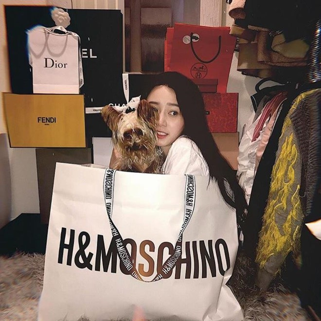 Trong lần đầu gặp mặt, Cẩm Tú không ấn tượng cho lắm về Quang bởi anh chàng sở hữu ngoại hình gầy gò, một sách và thư sinh, chẳng có điểm nào giống với mẫu người trong mộng của cô nàng.