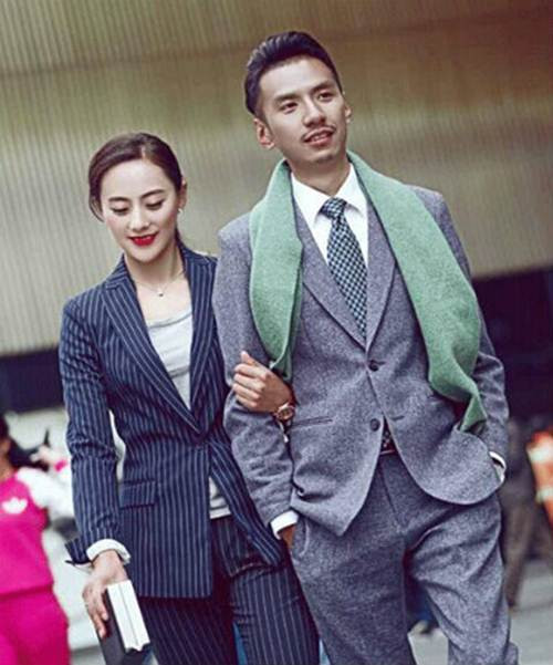 Bộ ảnh cưới kết hợp giữa những nét đẹp cũ và mới này ngay lập tức nhận được phản hồi rất tích cực sau khi đăng tải trên các trang mạng. Rất nhiều cư dân mạng đã không giấu nổi sự trầm trồ, ngưỡng mộ về cuộc sống hạnh phúc của cặp vợ chồng trẻ xinh đẹp, tài năng, thành đạt này.
