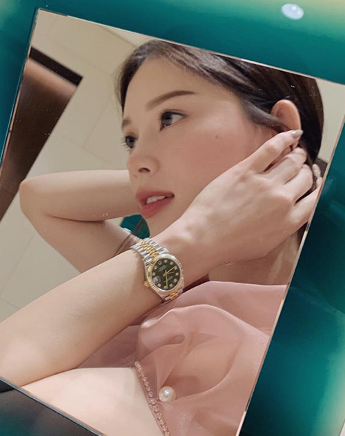 Có quá nhiều tiền, con trai doanh nhân Johnathan Hạnh Nguyễn không ngần ngại chi mạnh tay cho bạn gái hot girl.