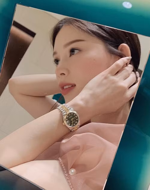 Có quá nhiều tiền, con trai doanh nhân Johnathan Hạnh Nguyễn không ngần ngại chi mạnh tay cho bạn gái hot girl.