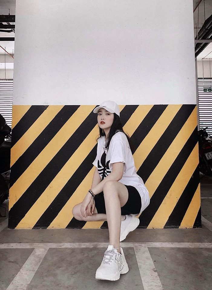 Bạn gái Đoàn Văn Hậu cũng được đánh giá là phù hợp với trang phục năng động, khoẻ khắn.