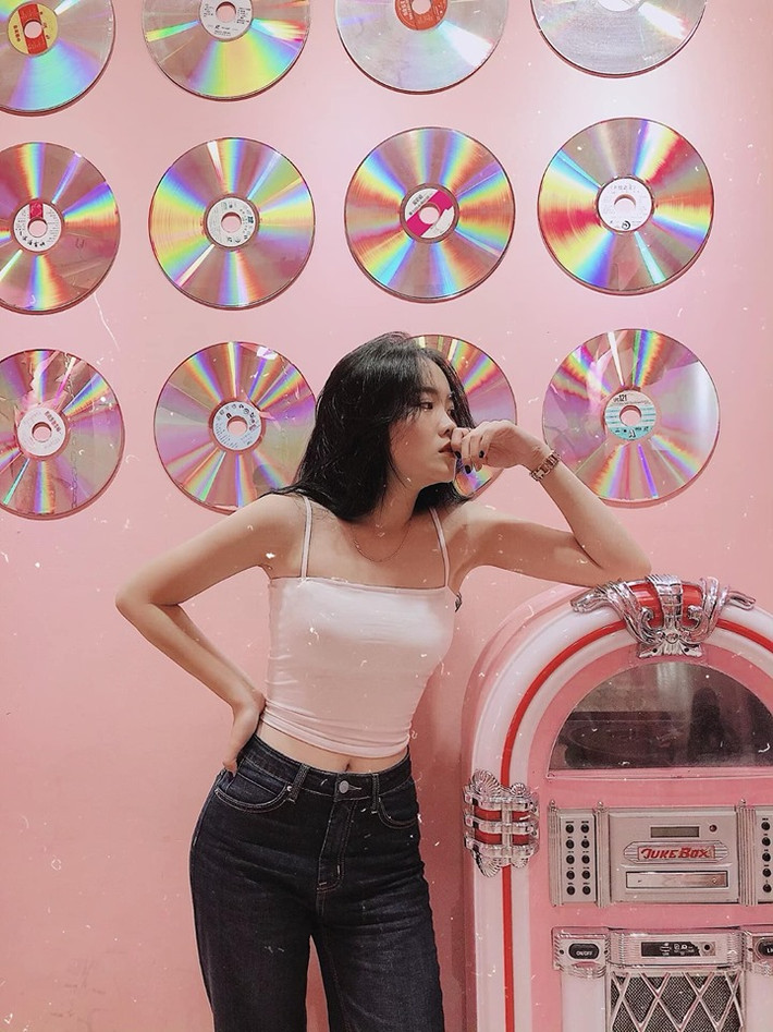 Phong cách quyến rũ được bạn gái hậu vệ Văn Hậu ưa chuộng. Chiếc áo 2 dây được cô nàng biến tấu khi kết hợp với quần short, quần jean ôm sát.