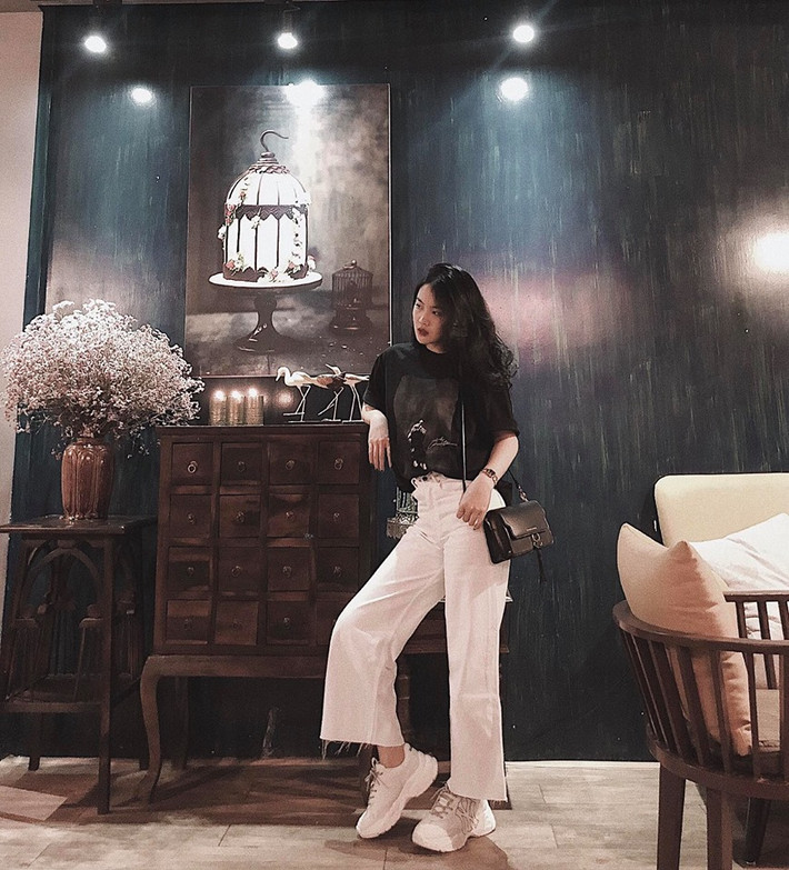 Bạn gái Văn Hậu - Hoàng Anh - được dân mạng chú ý, thu hút hơn 95.000 lượt follow trên trang cá nhân. Phong cách thời trang của cô nàng nhận nhiều lời khen của CĐM.