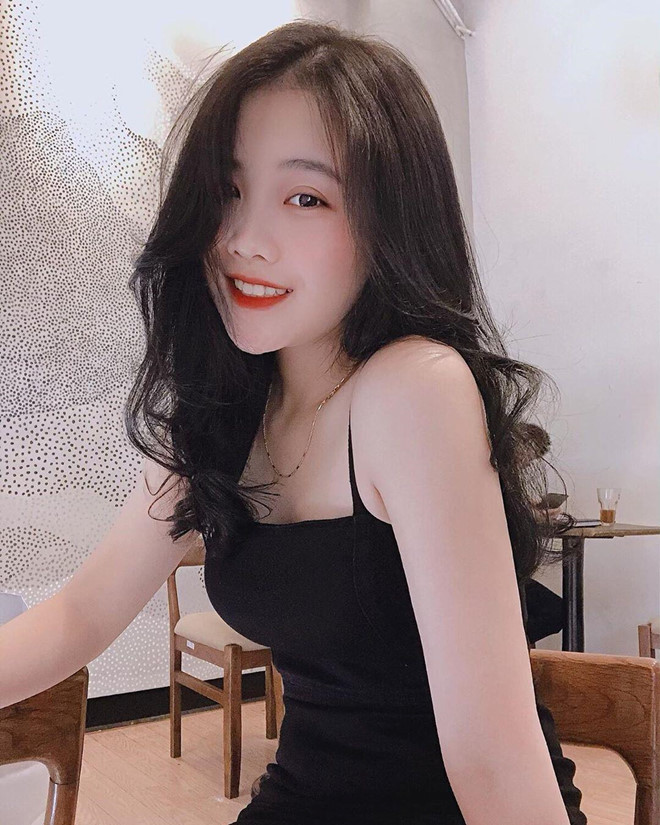 Nguyễn Hoàng Anh (1999, Thái Bình), sinh viên ĐH Lao động và Xã hội, được biết đến là bạn gái cầu thủ Đoàn Văn Hậu.