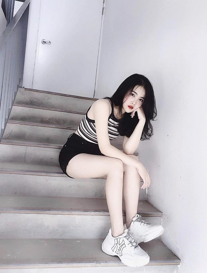 Hoàng Anh thường diện những chiếc áo 2 dây khoe vai gợi cảm cùng chiếc quần shorts cạp cao khoe đôi chân thon gọn.