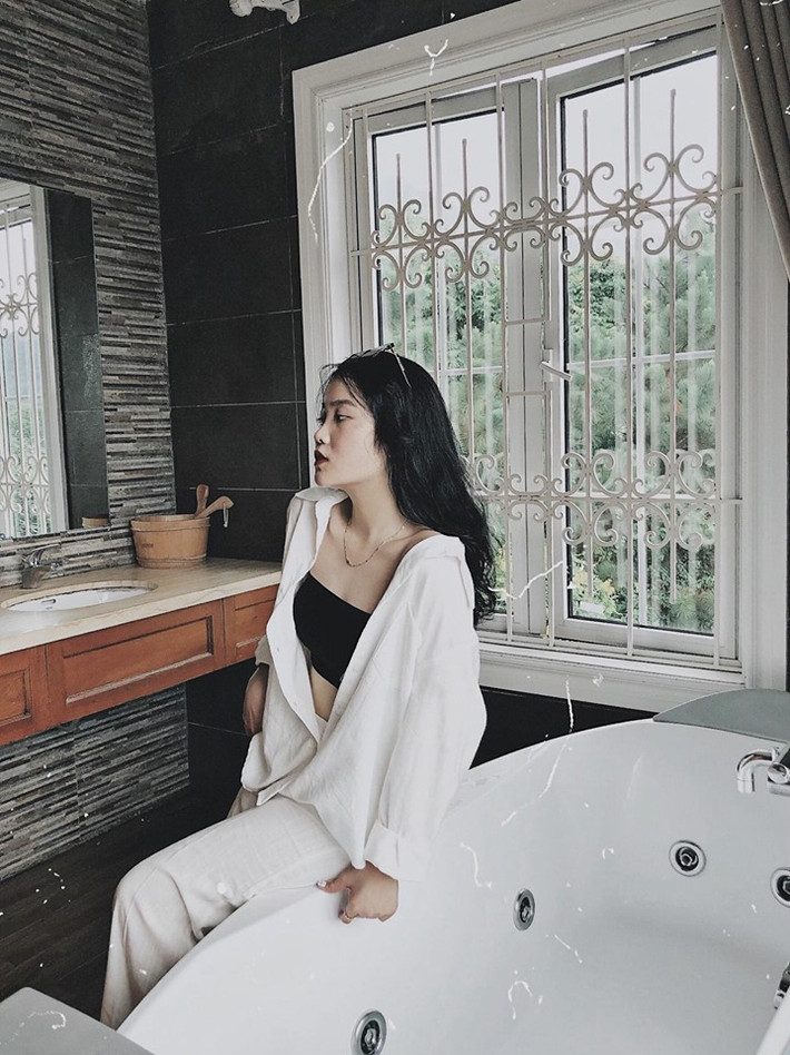 "Phối đồ như chị không bị già ấy", "Đẹp quá Hoàng Anh ơi" là lời khen của nhiều dân mạng dành cho Hoàng Anh.