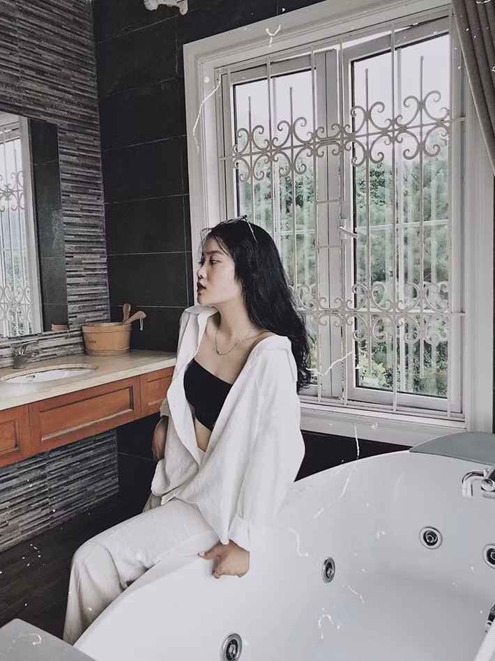 "Phối đồ như chị không bị già ấy", "Đẹp quá Hoàng Anh ơi" là lời khen của nhiều dân mạng dành cho Hoàng Anh.