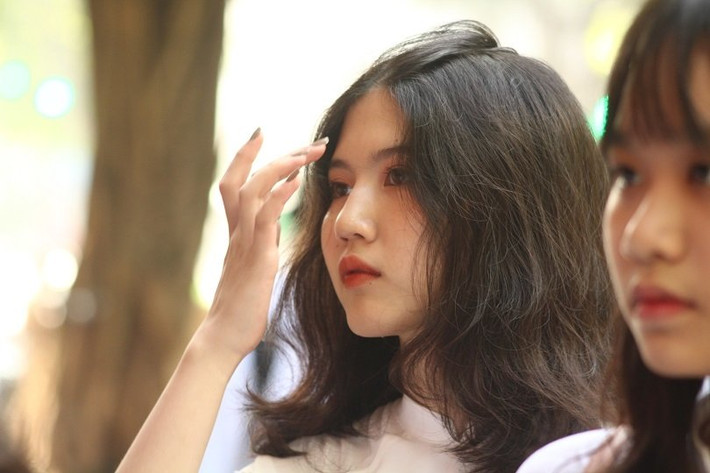 "Không phải tự dưng trường này nổi tiếng nhiều gái xinh đâu nhỉ, năm nào cũng thấy dàn nữ sinh xinh xắn lên báo", tài khoản N.M bình luận.