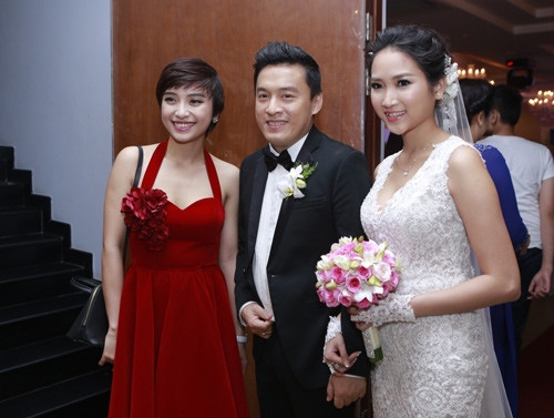 Với khuôn mặt xinh xắn và một thân hình cân đối, Yến Phương cuốn hút tất cả mọi người trong ngày vui của mình.