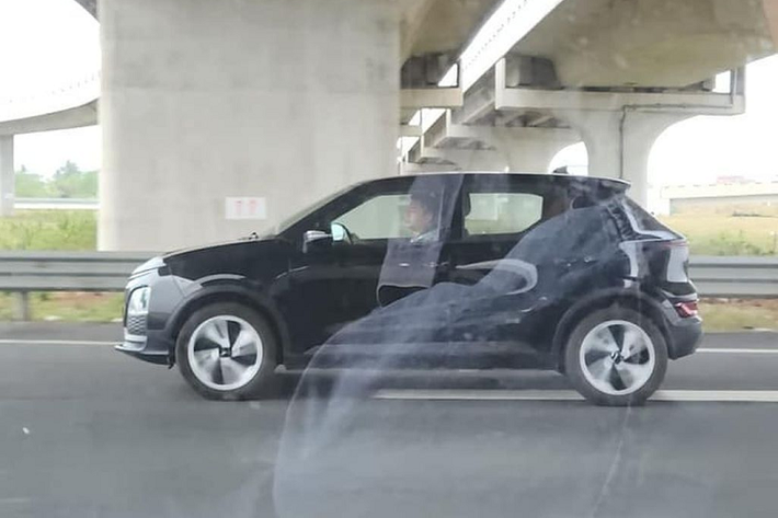 Hình ảnh nội thất của VinFast VF5 cũng đã lộ diện gần đây. Theo đó, xe có các tuỳ chọn nội thất màu đen, màu xanh dương-đen và cam-đen. VinFast VF5 được trang bị vô-lăng 2 chấu, thiết kế theo dáng D-cut thể thao, tích hợp các phím chức năng bên trái.