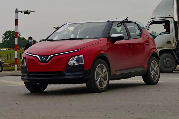 Như vậy, đến nay đã có 5 chiếc VinFast VF5 chạy điện, trong 5 màu “áo” khác nhau lộ diện, gồm các xe màu đỏ (Crimson Red), cam (Sunset Orange), xanh dương (VinFast Blue), trắng (Brahminy White) và đen (Jet Black). Hiện chỉ có VinFast VF5 Plus màu bạc Desat Silver là chưa xuất hiện.