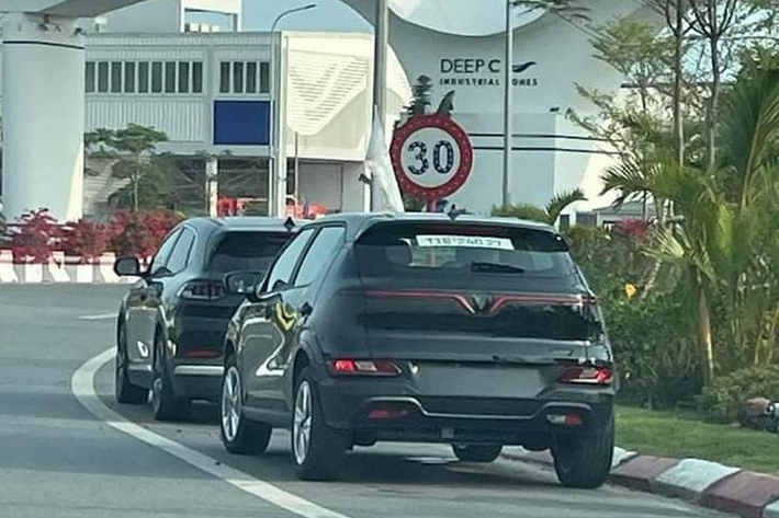 Ở phía sau, giao diện đèn hậu cũng đã có thay đổi. Đèn lùi nằm ở dưới và chỉ có ở một bên phải, còn bên trái nhiều khả năng là đèn sương mù. Cuối cùng là thêm logo VINFAST ở cốp sau và chữ VF5, không ghi phiên bản.