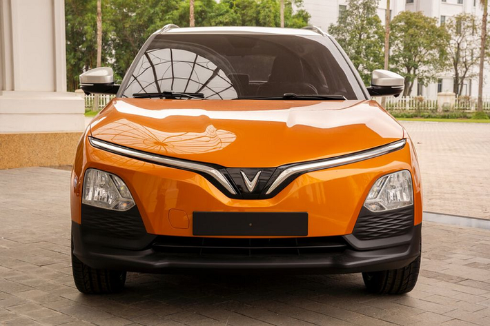 Giá thuê pin cố định là 1,6 triệu đồng/tháng (không bao gồm chi phí sạc). Khách hàng mua xe sẽ được cố định giá thuê pin suốt vòng đời sản phẩm theo giá tại thời điểm nhận xe. VinFast VF5 Plus được bảo hành chính hãng 7 năm (hoặc 140.000km tuỳ điều kiện nào đến trước).