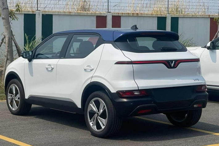 VinFast VF5 Plus được trang bị đầy đủ những công nghệ tiên tiến như: trợ lý ảo điều khiển bằng giọng nói, mua sắm trực tuyến trên xe, định vị xe từ xa, chẩn đoán lỗi trên xe tự động, đề xuất lịch bảo dưỡng tự động, cập nhật phần mềm từ xa… Xe được trang bị 6 túi khí, phanh đĩa trên cả 4 bánh, có cảnh báo điểm mù, cân bằng điện tử, hỗ trợ khởi hành ngang dốc, hỗ trợ phanh khẩn cấp, giám sát áp suất lốp… .