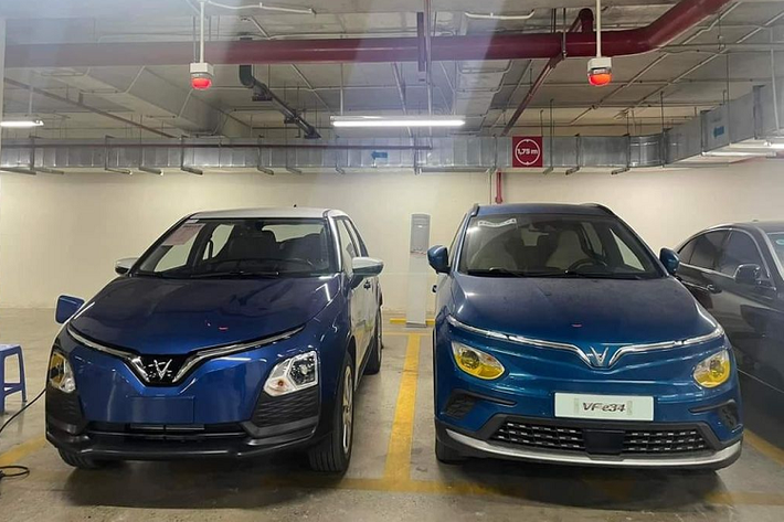 Bên cạnh đó, chiếc SUV hạng A này còn có một màn hình 7 inch đặt nổi phía sau vô-lăng thay đồng hồ cơ analog, màn hình trung tâm giải trí 8 inch có thể chỉnh điều hòa ngay trên đó. Bên dưới là núm xoay chuyển số giống trên một số dòng xe đắt tiền, một cổng cắm giống cổng tẩu hoặc USB, cùng phanh tay cơ.