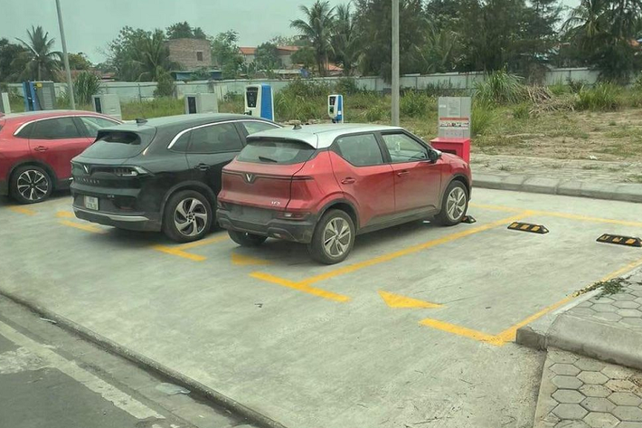 Về thiết kế, bên cạnh những chi tiết tương đồng với bản concept, ngoại thất của bản thương mại cũng được tinh chỉnh cho phù hợp với thực tế hơn. Cụ thể, VinFast VF5 có bộ mâm mới, có kích thước nhỏ hơn và vòm bánh xe cũng được thiết kế lại với viền nhựa đen sần. Nhìn ngang hông, có thể nhận thấy một số khác biệt ở góc cột A và gương chiếu hậu.